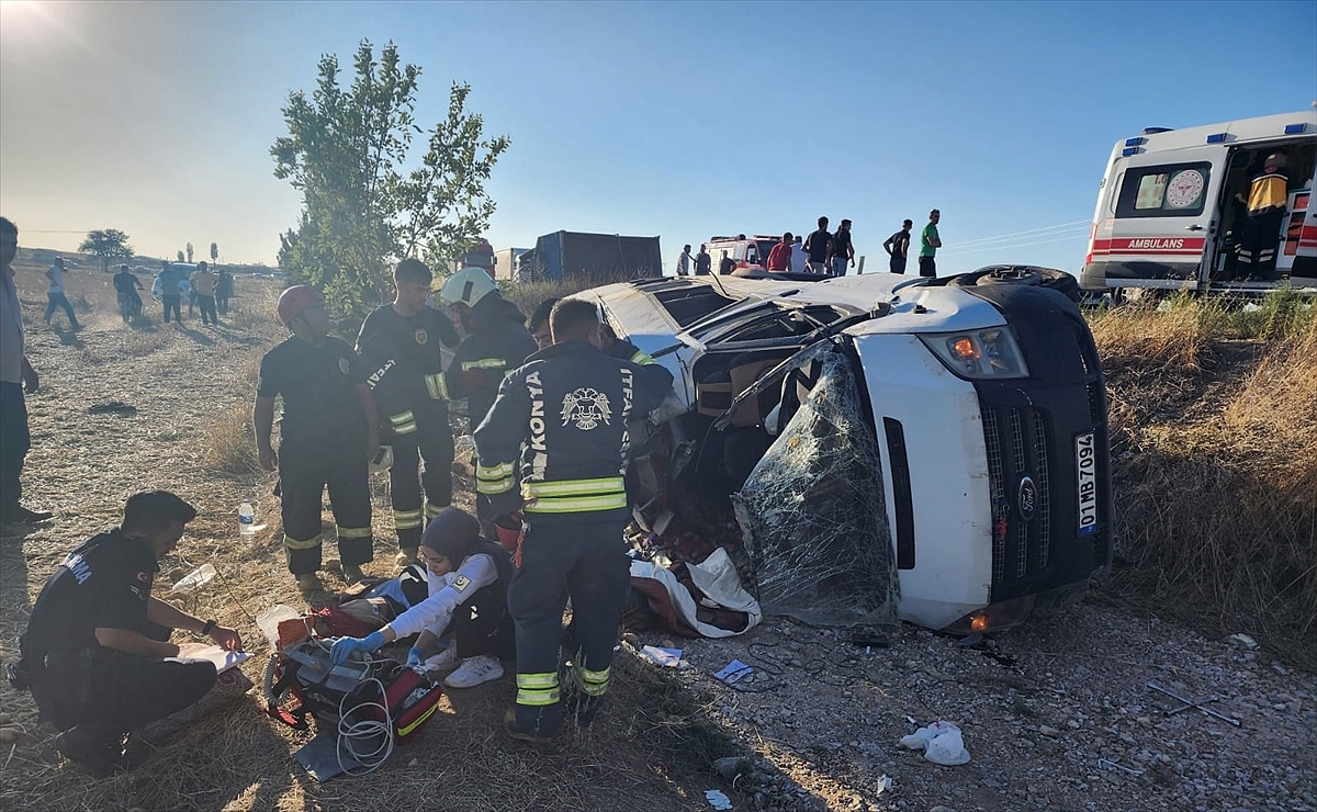 Minibüs ile traktörün çarpıştığı kazada 2 kişi öldü, 9 kişi yaralandı