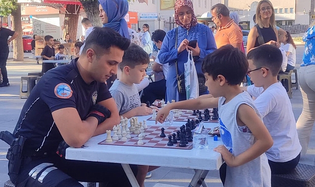 “Sokakta Satranç Var” etkinliği her yaştan vatandaştan yoğun ilgi gördü