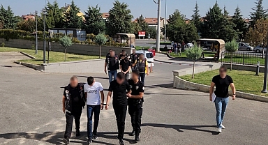 Uyuşturucu satıcısı 4 şüpheliden 3'ü tutuklandı