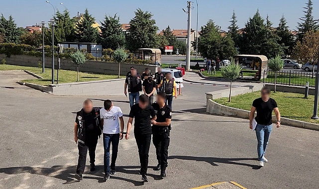 Uyuşturucu satıcısı 4 şüpheliden 3'ü tutuklandı