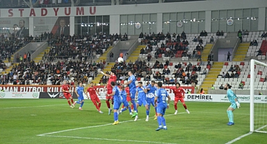 9 kişi kalan Karaman FK Demirspor'a mağlup oldu