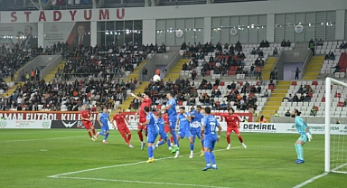 9 kişi kalan Karaman FK Demirspor'a mağlup oldu