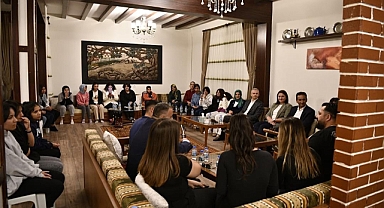 Çiçekli ailesi devletin korumasındaki çocukların yüzünü güldürdü