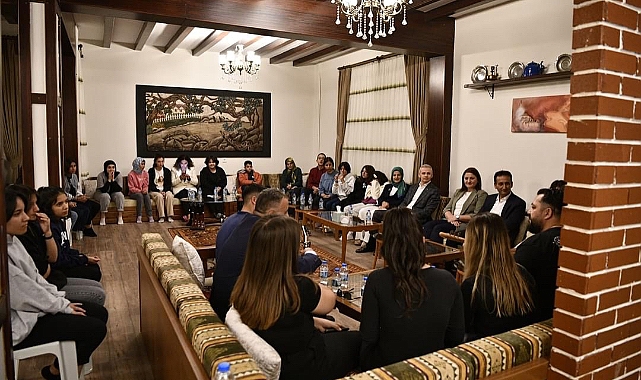 Çiçekli ailesi devletin korumasındaki çocukların yüzünü güldürdü