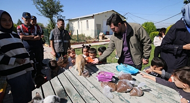 Çocuklar minik dostlarıyla tanıştı