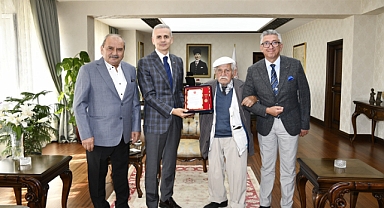 Karaman'da huzurevi sakini hayırsevere altın madalya ve beratı verildi