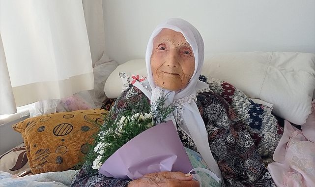 Karaman'da sağlık ekipleri 100 yaşına giren kadının doğum gününü kutladı