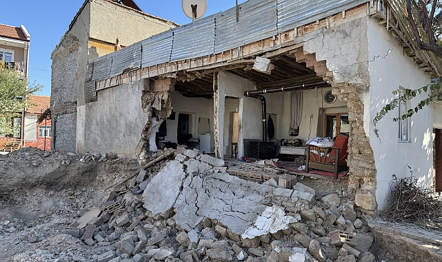 Karaman'da temel kazısı sırasında bitişik evin duvarı yıkıldı