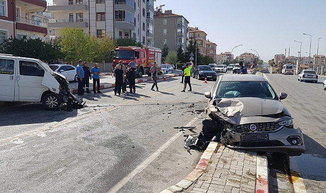Karaman'da ticari araçla otomobil çarpıştı: 6 yaralı