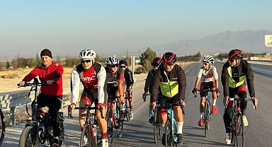 Karaman Valisi Çiçekli, Karaman Bisiklet Takımı ile Birlikte Pedal Çevirdi