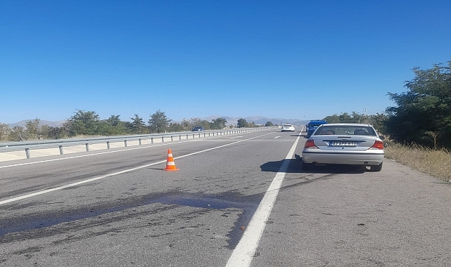 Lastiği patlayan otomobildeki 2 kişi yaralandı