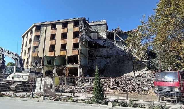 Mezhepler İşhanı'nda yıkım çalışması sürüyor