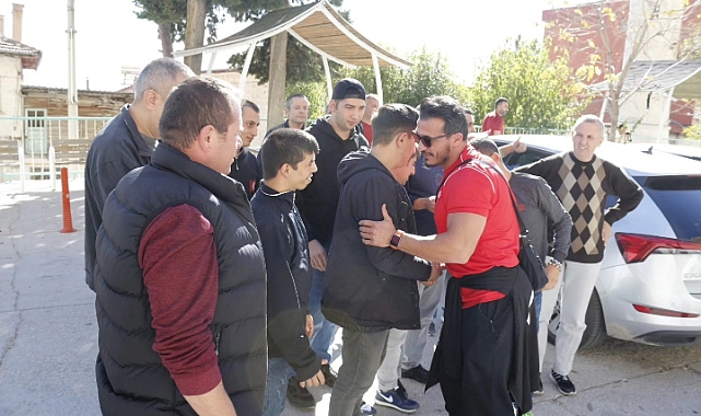 Milli Güreşçiye Özel Bireylerden Coşkulu Karşılama