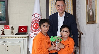 Minik öğrenciler kurdukları turşuyu Kaymakam Ünlü’ye hediye etti