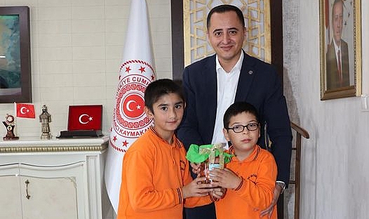 Minik öğrenciler kurdukları turşuyu Kaymakam Ünlü’ye hediye etti