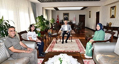 Vali Çiçekli, Geleceğin Bilgisayar Mühendisi Selen Biçer ve Ailesini Konuk Etti