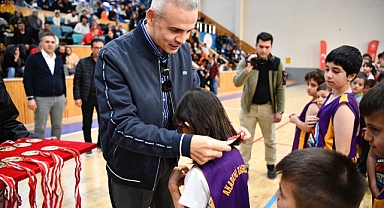 Vali Çiçekli ve eşi Genç Basketbolcuların Madalya Sevincine Ortak Oldu