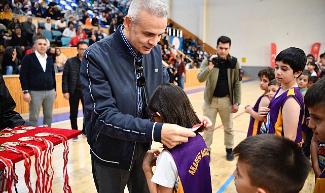 Vali Çiçekli ve eşi Genç Basketbolcuların Madalya Sevincine Ortak Oldu