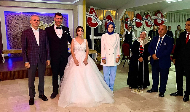 Vali Çiçekli ve eşi genç çiftin mutluluğuna ortak oldu