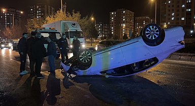 3 otomobilin karıştığı trafik kazasında 4 kişi yaralandı