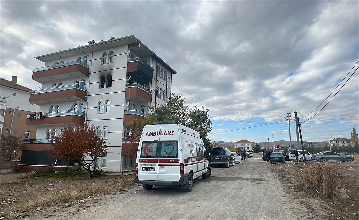4 katlı apartmandaki dairede çıkan yangın söndürüldü