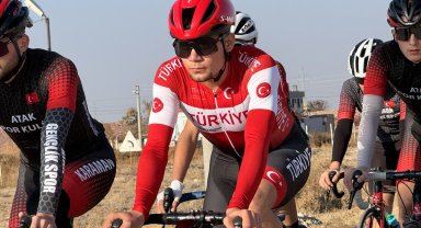 Balkan şampiyonu milli bisikletçi başarıya pedal çeviriyor