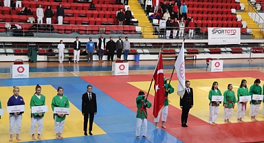 Büyükler Takımlar Türkiye Kuraş Şampiyonası Karaman'da Başladı