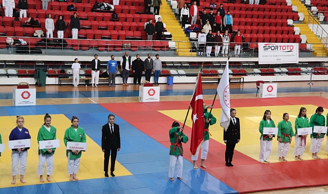 Büyükler Takımlar Türkiye Kuraş Şampiyonası Karaman'da Başladı