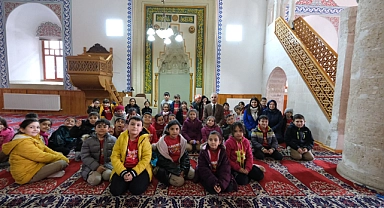 Vali Çiçekli, Araboğlu Camii'nde çocuklarla sohbet etti