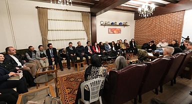 Çiçekli çifti evlerinde öğretmenleri ağırladı