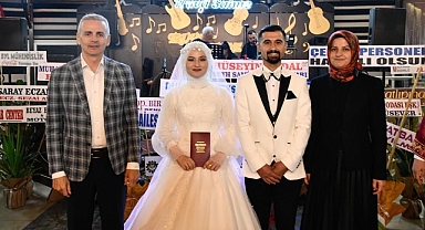 Çiçekli çifti gençlerin mutluluklarına ortak oldular