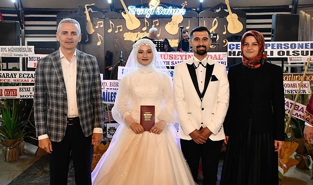 Çiçekli çifti gençlerin mutluluklarına ortak oldular