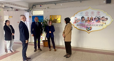 Çiçekli çifti Halk Eğitim Merkezi Kurslarını inceledi