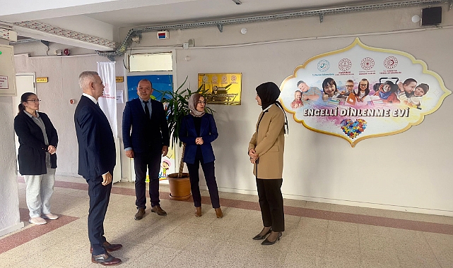 Çiçekli çifti Halk Eğitim Merkezi Kurslarını inceledi