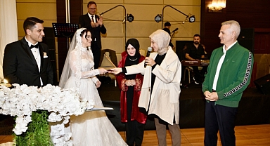 Çiçekli çifti nikah şahidi oldu