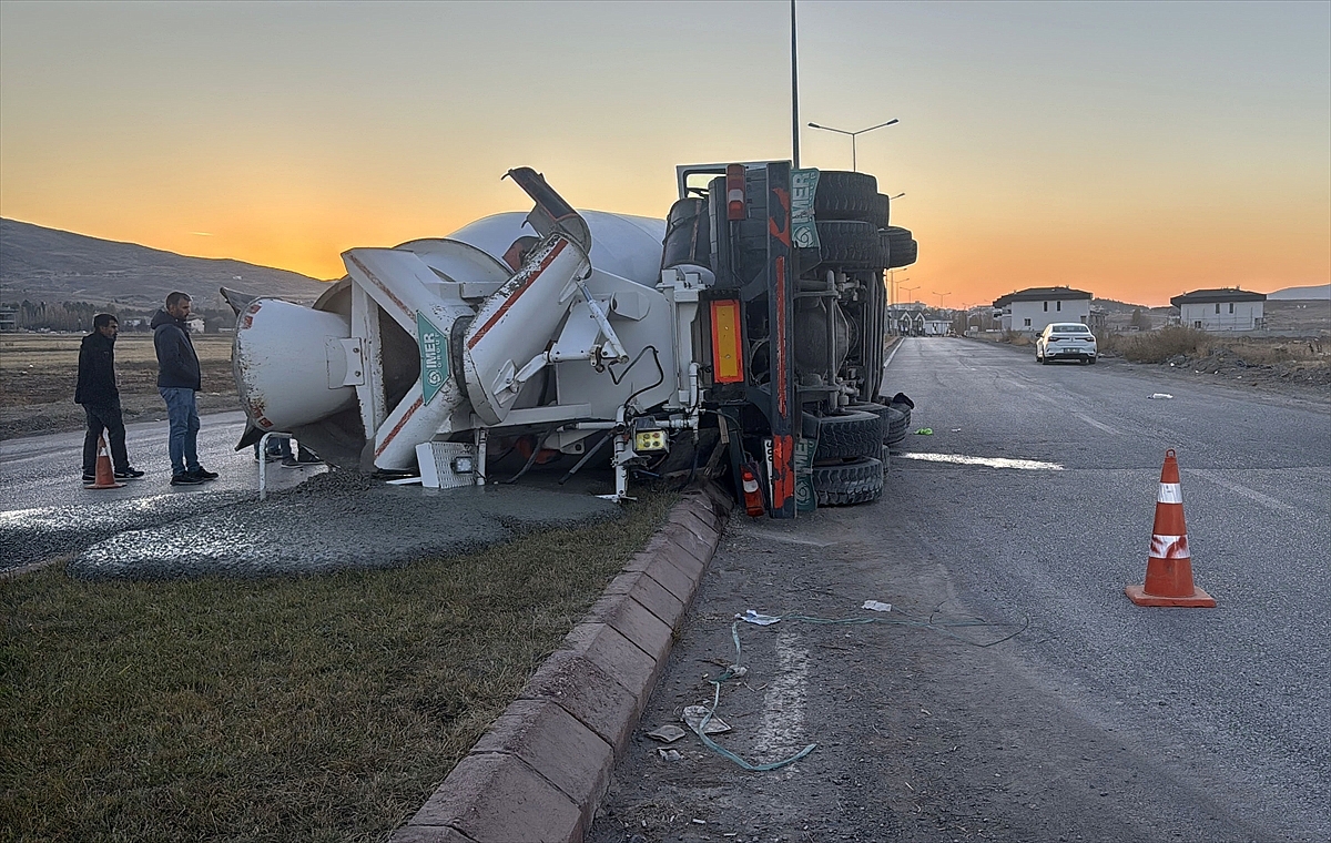 Devrilen beton mikserinin sürücüsü yaralandı
