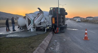 Devrilen beton mikserinin sürücüsü yaralandı