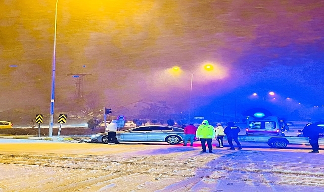 İki otomobilin çarpışması sonucu 3 kişi yaralandı