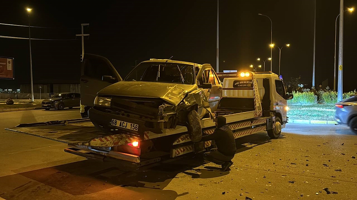 İki otomobilin çarpıştığı kazada 7 kişi yaralandı
