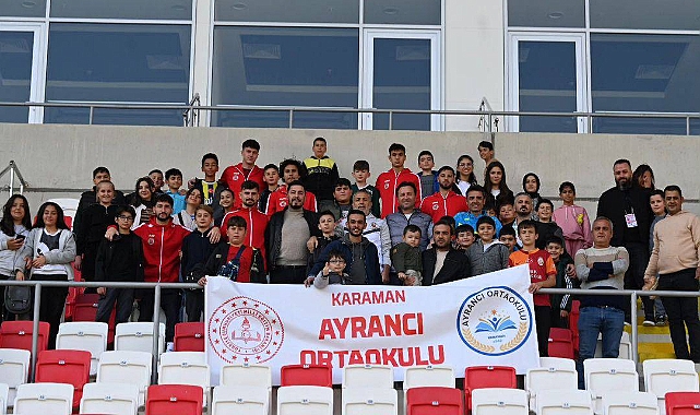 İlçelerden gelen öğrenciler stadyumda maç izledi