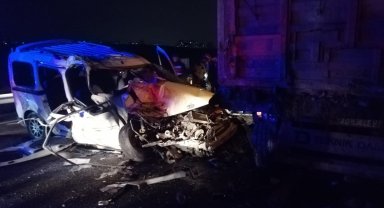 Kamyona çarpan hafif ticari araçtaki 2 kişi öldü, 1 kişi yaralandı
