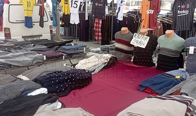 Karaman'da havalar soğuyor… Semt pazarlarında kışlık giysiler tezgahta yerini aldı