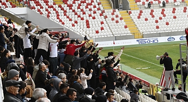 Karaman FK Yönetiminden sahipsizliklerine sitem:  Başka Karaman varsa bu yalnızlığı kabul ediyoruz. Başka Karaman varsa bu terk edilişe boyun eğiyoruz