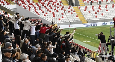 Karaman FK Yönetiminden sahipsizliklerine sitem:  Başka Karaman varsa bu yalnızlığı kabul ediyoruz. Başka Karaman varsa bu terk edilişe boyun eğiyoruz