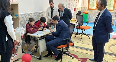 Kaymakam Erdoğan, öğrencilerin ilk ders saatine konuk oldu