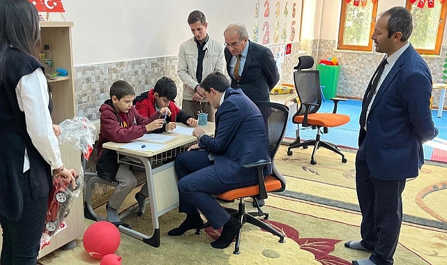 Kaymakam Erdoğan, öğrencilerin ilk ders saatine konuk oldu 