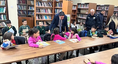 Kaymakam ve eşi öğrencilerln okuma saatine konuk oldu