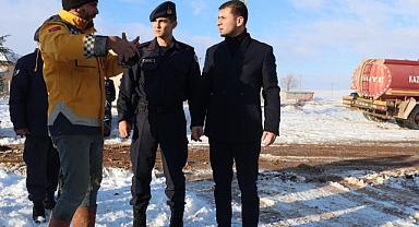 Kaymakam Yamakoğlu'nun kar mesaisi