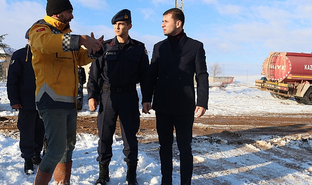 Kaymakam Yamakoğlu'nun kar mesaisi
