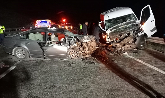 Minibüsle otomobilin çarpıştığı kazada 3 kişi öldü, 5 kişi yaralandı